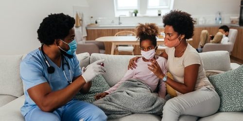 Familia sendo atendido pelo enfermeiro
